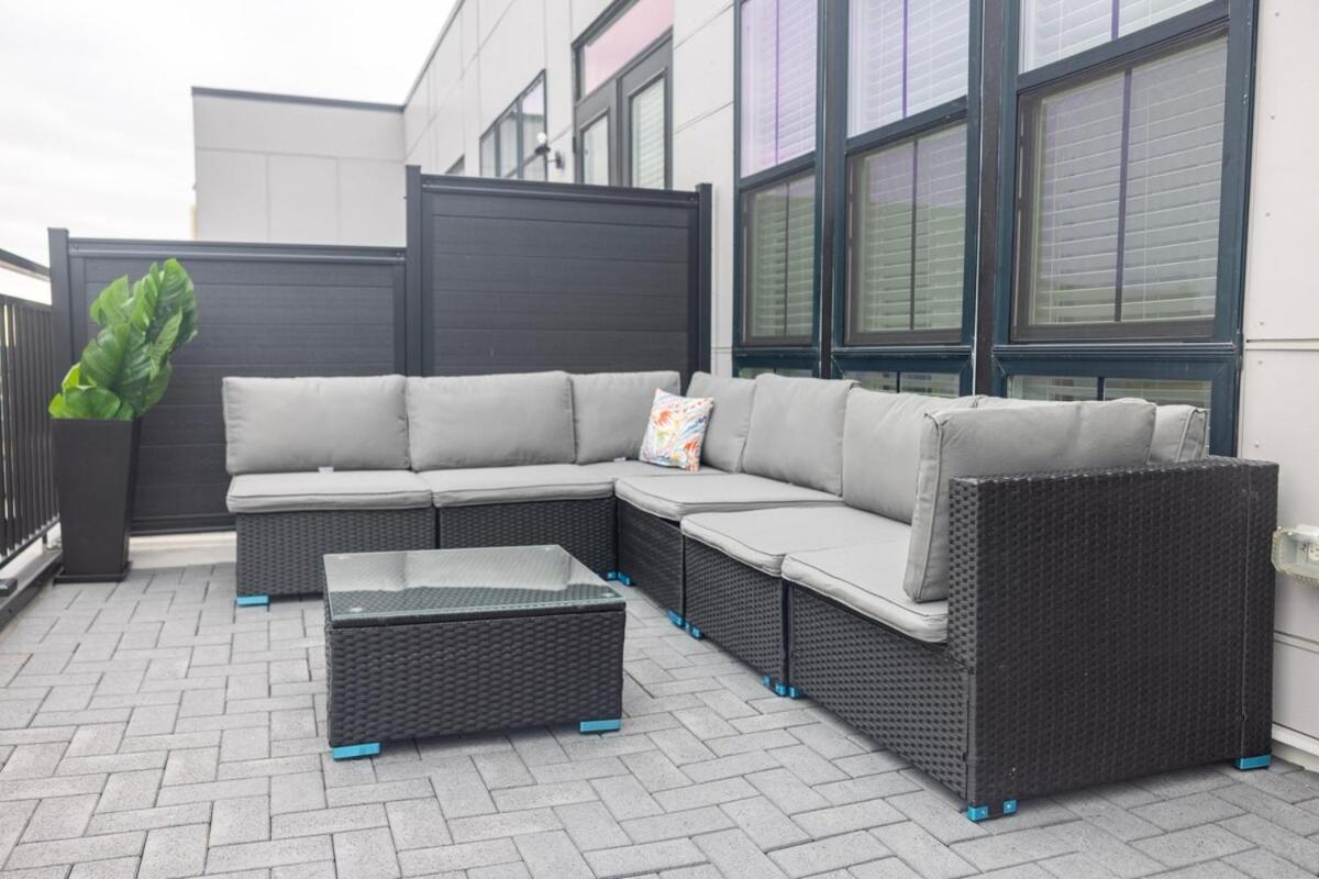 Apartment 2 Story Penthouse 2 Balconies, Skyline View, Pool Richmond