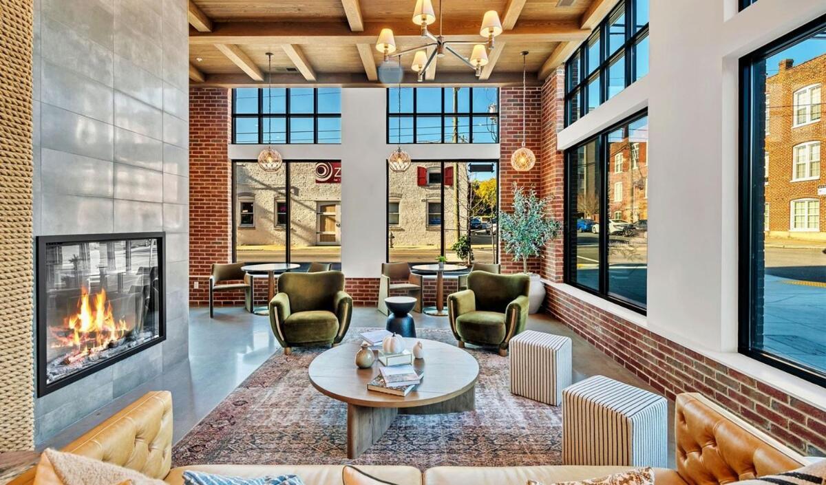 2 Story Penthouse 2 Balconies, Skyline View, Pool Apartment