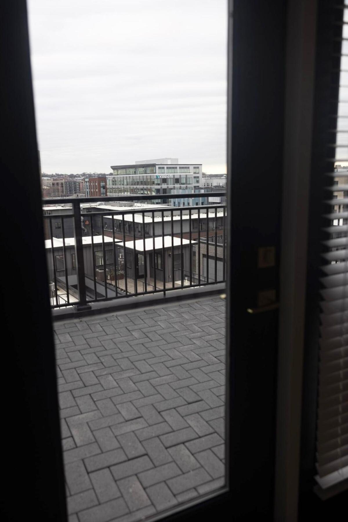 2 Story Penthouse 2 Balconies, Skyline View, Pool Apartment *