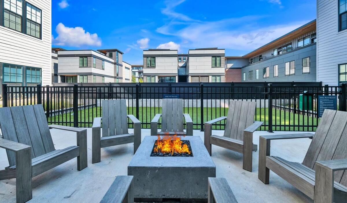 Apartment 2 Story Penthouse 2 Balconies, Skyline View, Pool *