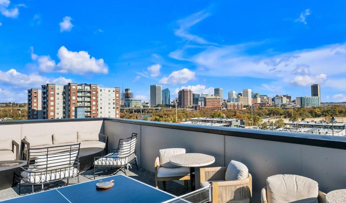 Apartment 2 Story Penthouse 2 Balconies, Skyline View, Pool Richmond